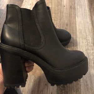 SODA Chunky heel Chelsea Boots